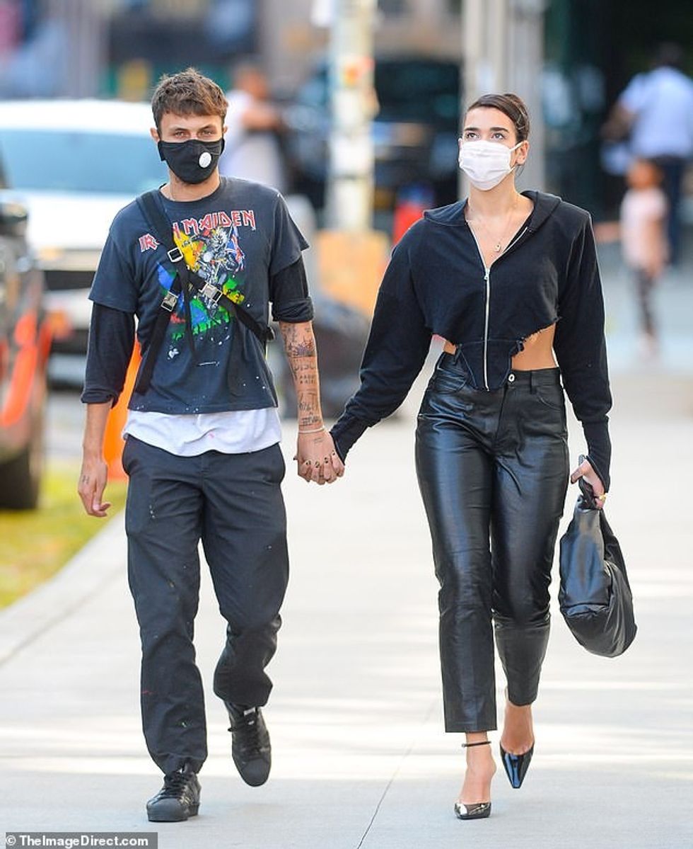 33737680 8782953 PDA Dua Lipa and Anwar Hadid looked smitten as they stepped out m 58 1601330652080