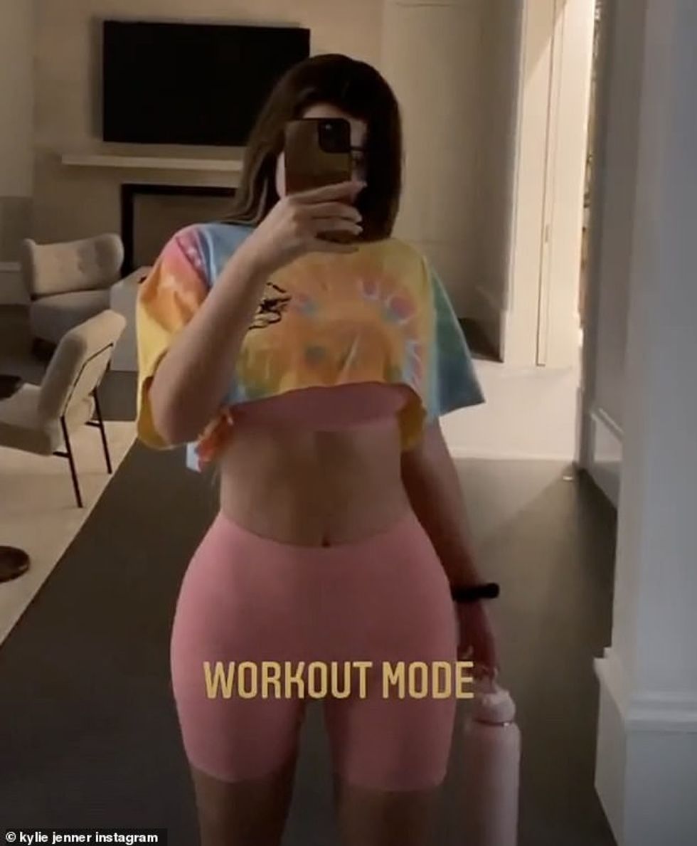33933050 8801025 Stunner Kylie Jenner took to her Instagram story on Friday to sh m 24 1601723918052