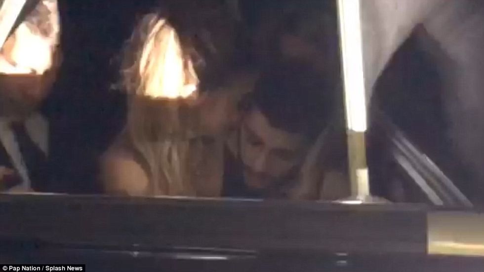 33A64B7600000578-3565532-Kiss_me_quick_Gigi_Hadid_snuggled_in_close_to_her_boyfriend_Zayn-a-39_1461939096596
