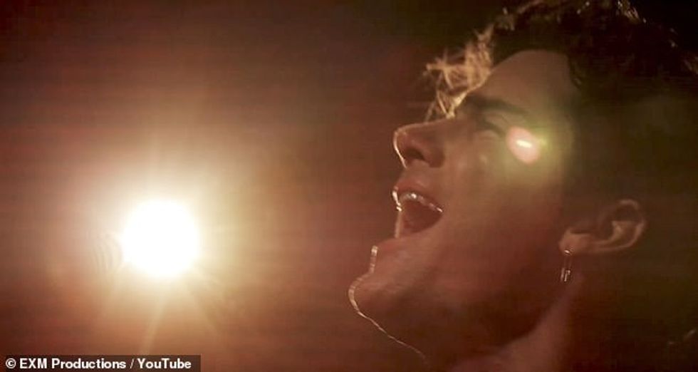 34495104 8849639 You re so difficult Max croons that the woman he is singing to a 14 1602900161049