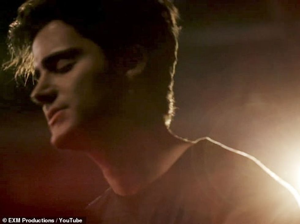 34495122 8849639 Soul baring Showing off his astonishing vocal skills he continue a 12 1602900160805