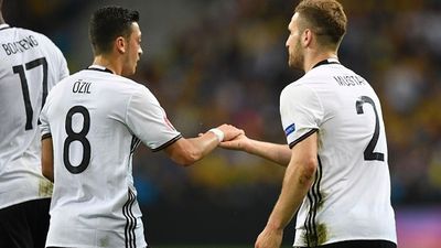 2016/09/mustafi-ozil-1.jpg
