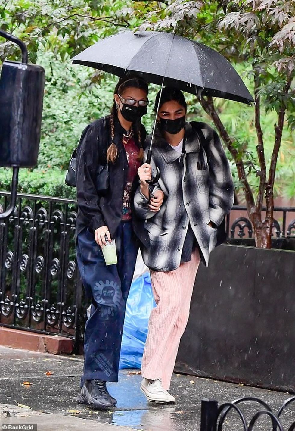 34509958 8850807 Model life As the 24 year old supermodel stayed dry under a mass a 13 1602954524819