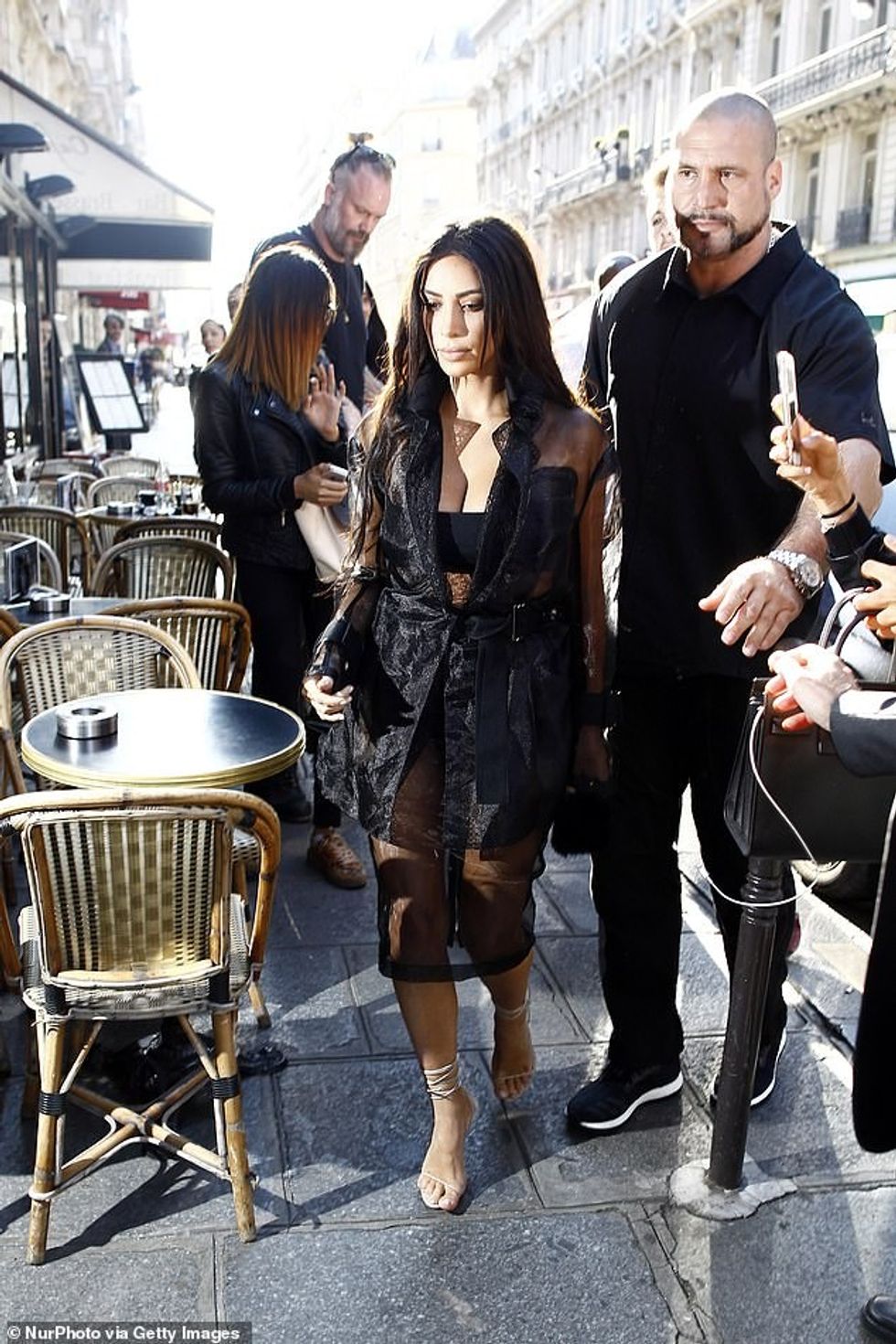 34554482 9701325 Unsuspecting Kim and Kourtney traveled to Paris France together a 13 1624026552257