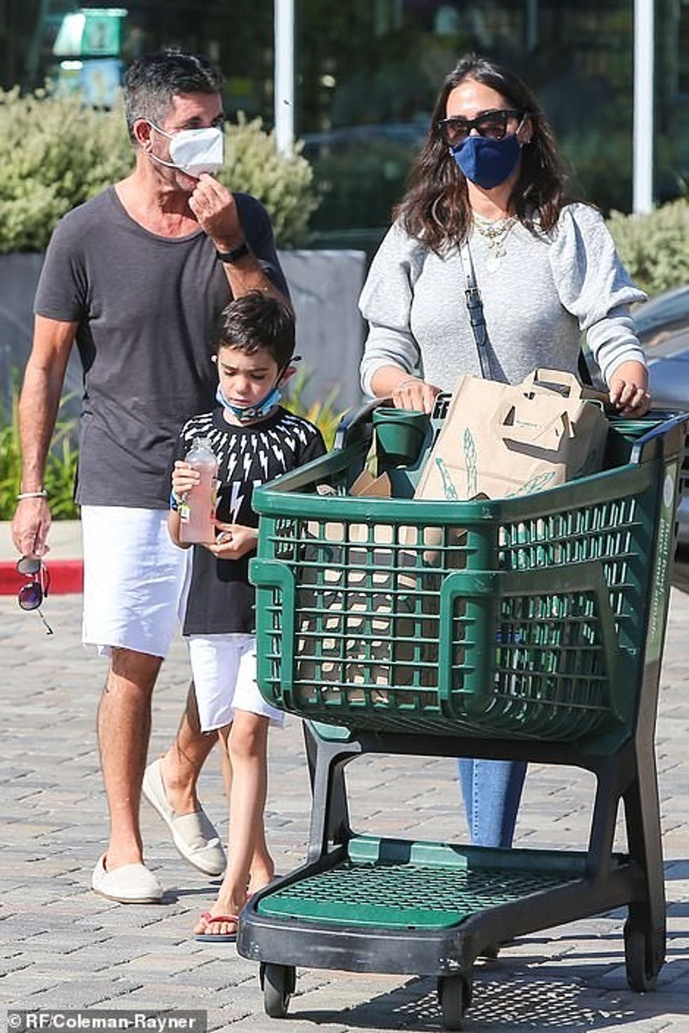 34573260 8855643 The whole gang The music mogul 61 looked happy and healthy as he m 85 1603118475140