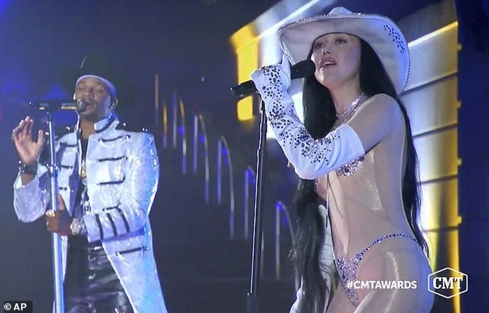 34689344 8866447 Nearly naked The End of Everything artist left little to the ima a 5 1603337287983