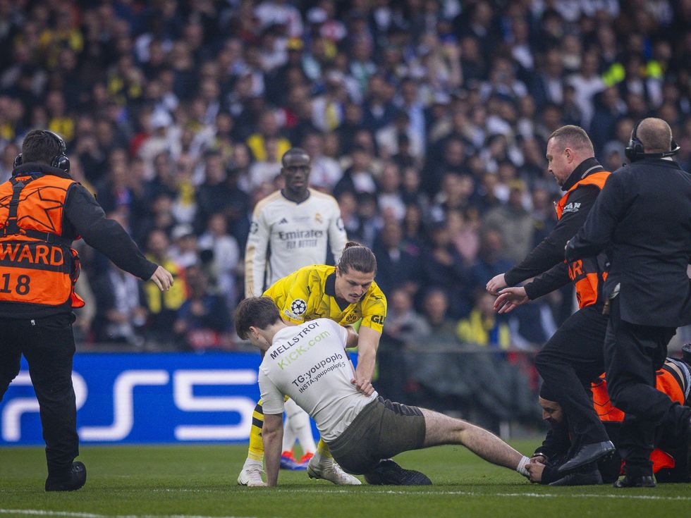 34715786 london england 01st jun 2024 marcel sabitzer bvb ueberwindet flitzer der ein shirt mit der aufschrift mellstroy traeg 3je9