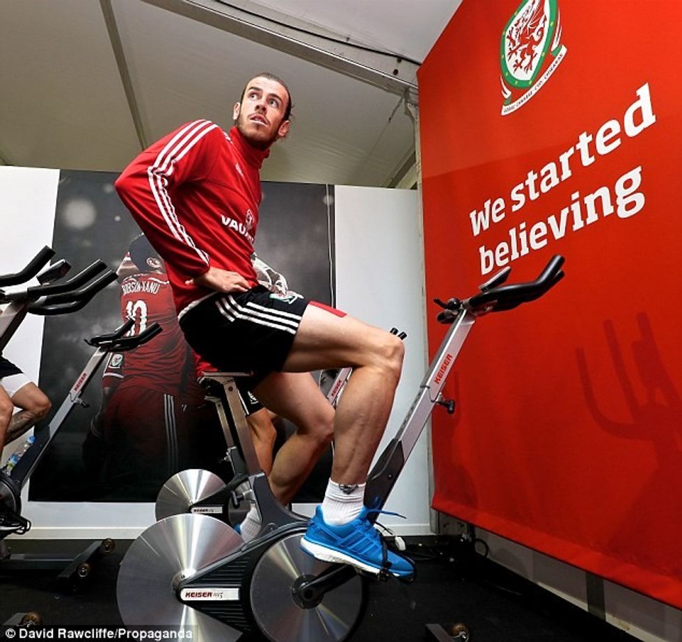 34F9AC5B00000578-0-image-a-131_1465224016194