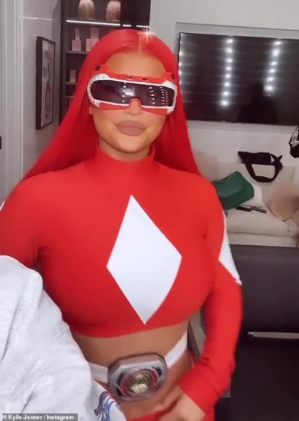 35030116 8896211 Kind of To debut their group costume Kylie and her crew loosely m 44 1604052409115