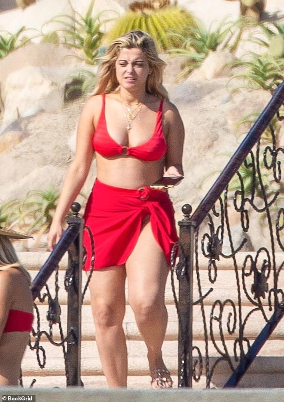 35165742 8907269 Natural beauty The blonde beauty accessorized with some layered a 118 1604381703690