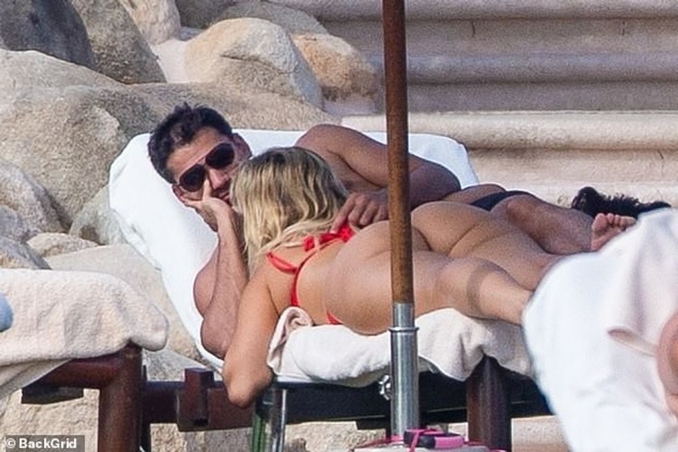 35165780 8907269 Touchy feely The couple put on a loved up display on a sun loung a 116 1604381703685