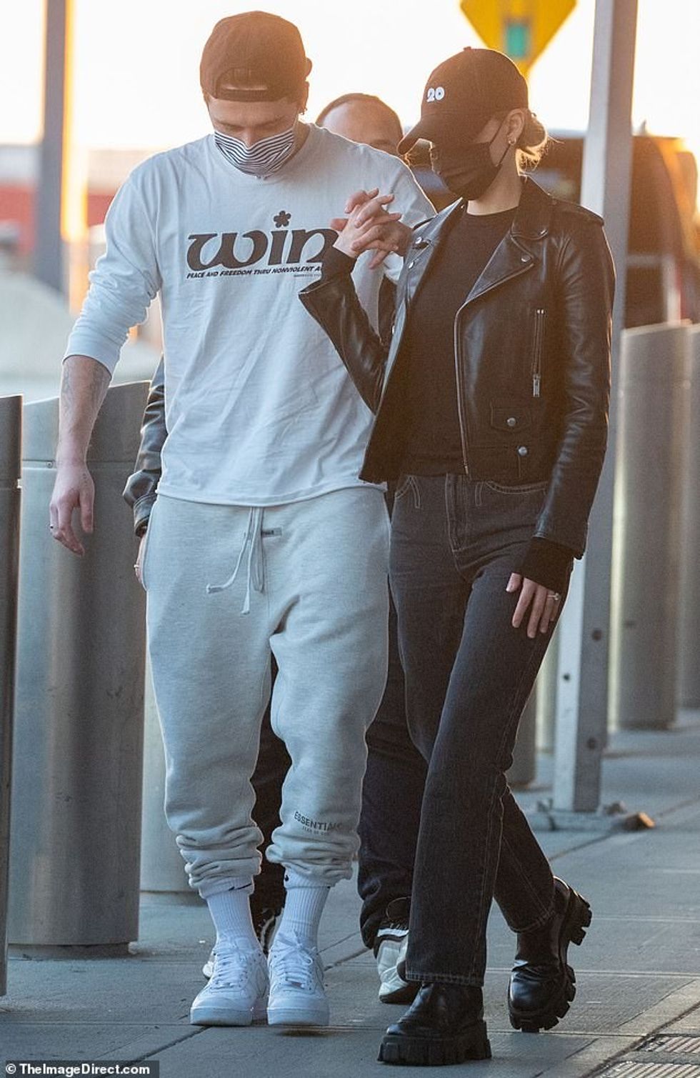 35454786 8928089 Travel chic Peltz 25 served a more chic travel look in all black a 112 1604893851087