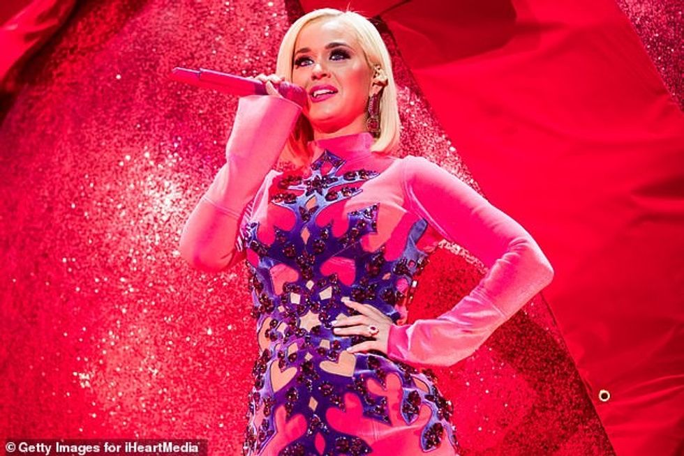 35754746 8955951 Busy momma Katy is currently at work shooting the 19th season of a 1 1605604303946