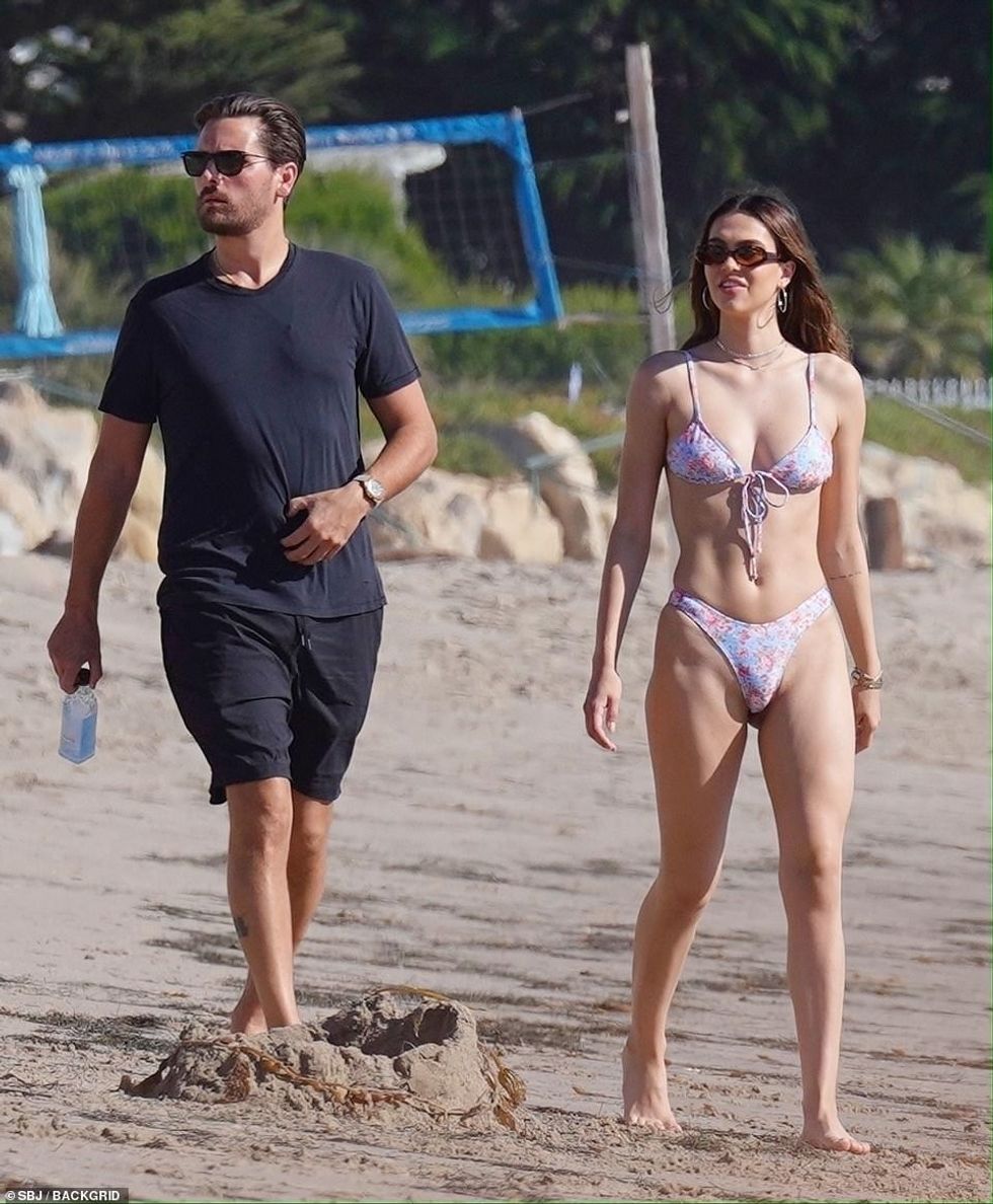 35758784 8956429 Accessorize She accessorized her look with a pair of silver hoop a 125 1605592393935