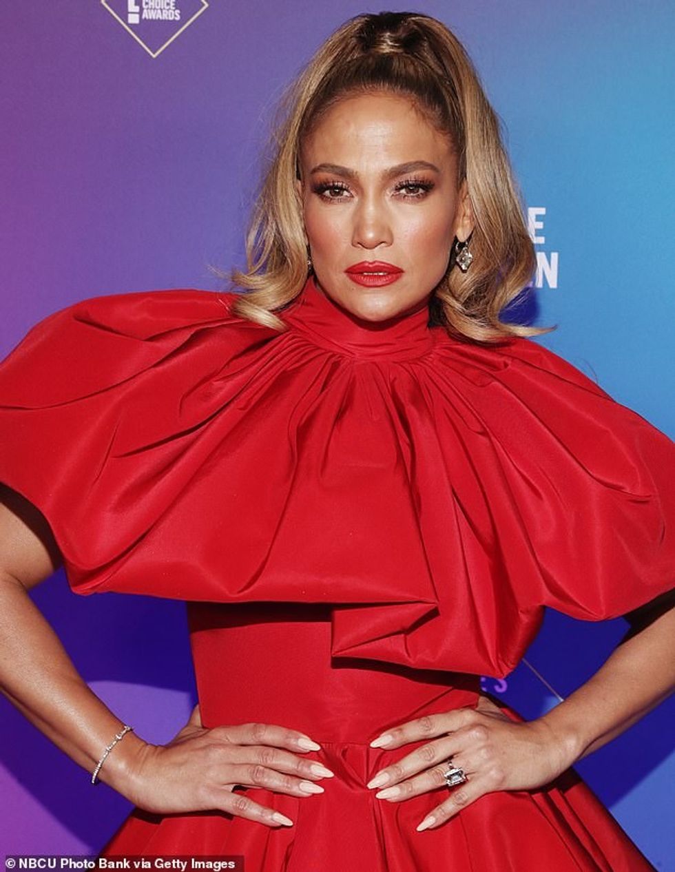 35776568 8955315 Hard times She may be a superstar with access to mansions with b m 4 1605623601465