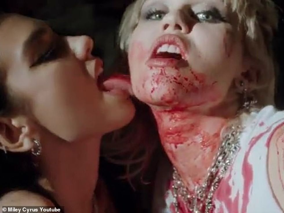 35894540 8970551 Girls trip Miley Cyrus embarked on a sexy sapphic road trip in a a 130 1605887405385