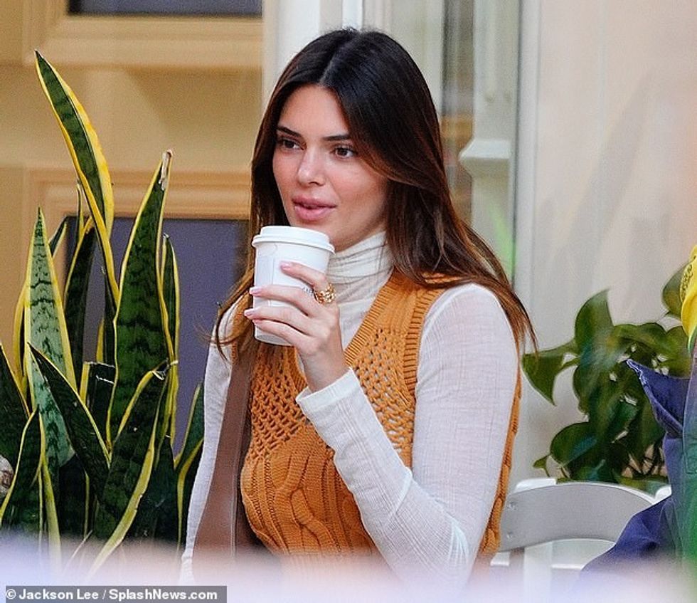 35931002 8972077 Coffee date Kendall Jenner showcased her runway worthy frame as a 2 1605921583966