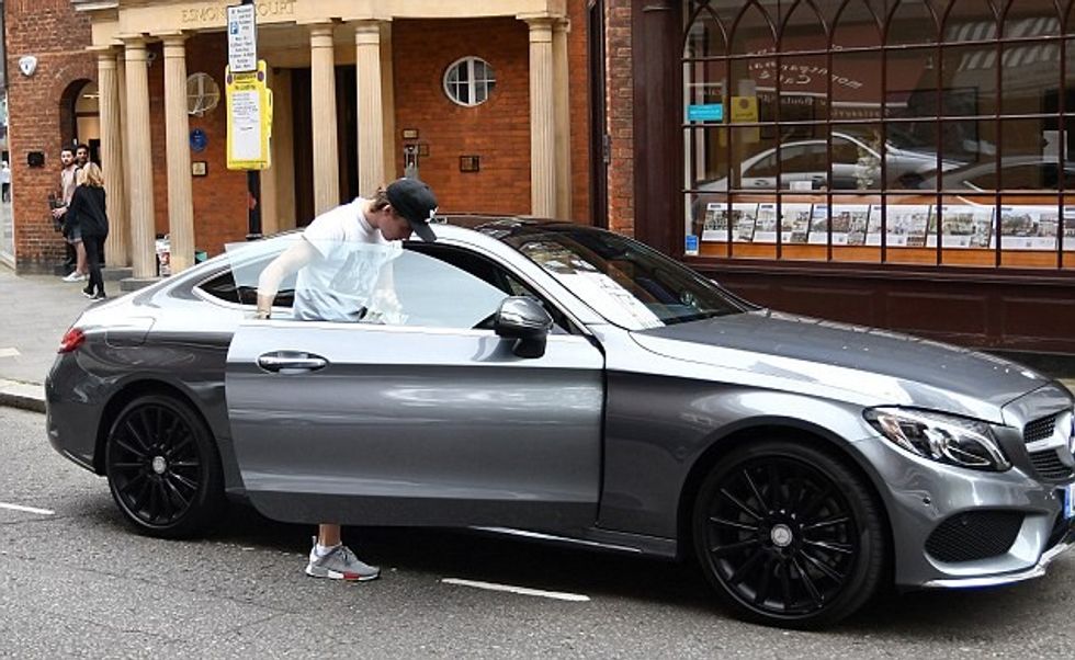 35F30F7000000578-3674106-laid_back_The_youngster_looked_casual_as_he_made_his_way_to_his_-m-2_1467660874519