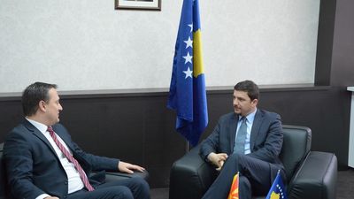 2016/01/Takim-me-ambasadorin-e-Maqedonise.jpg