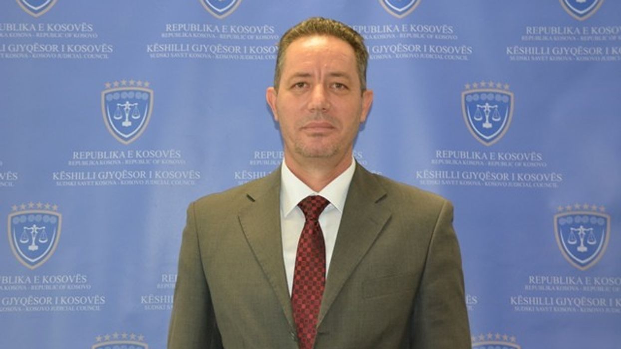 Vërejtje publike me shkrim dhe ulje të pagës 20% ndaj gjyqtarit që ndërpreu arrestin shtëpiak ndaj Enver Sekiraqës