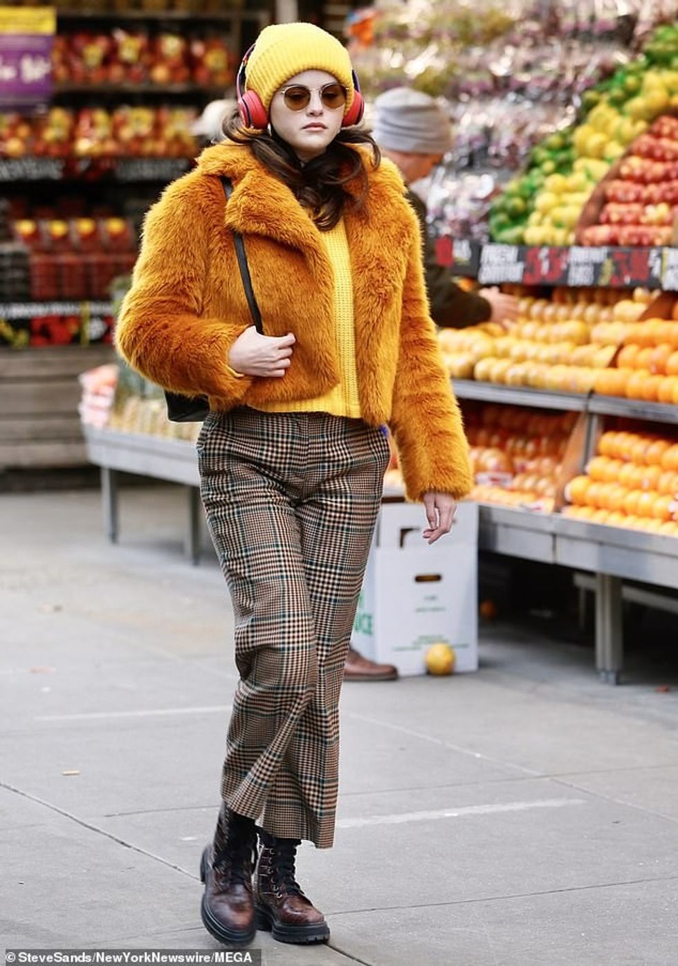 36549812 9026783 New shoot This week the Rare singer was seen on the set of anoth m 71 1607361519678