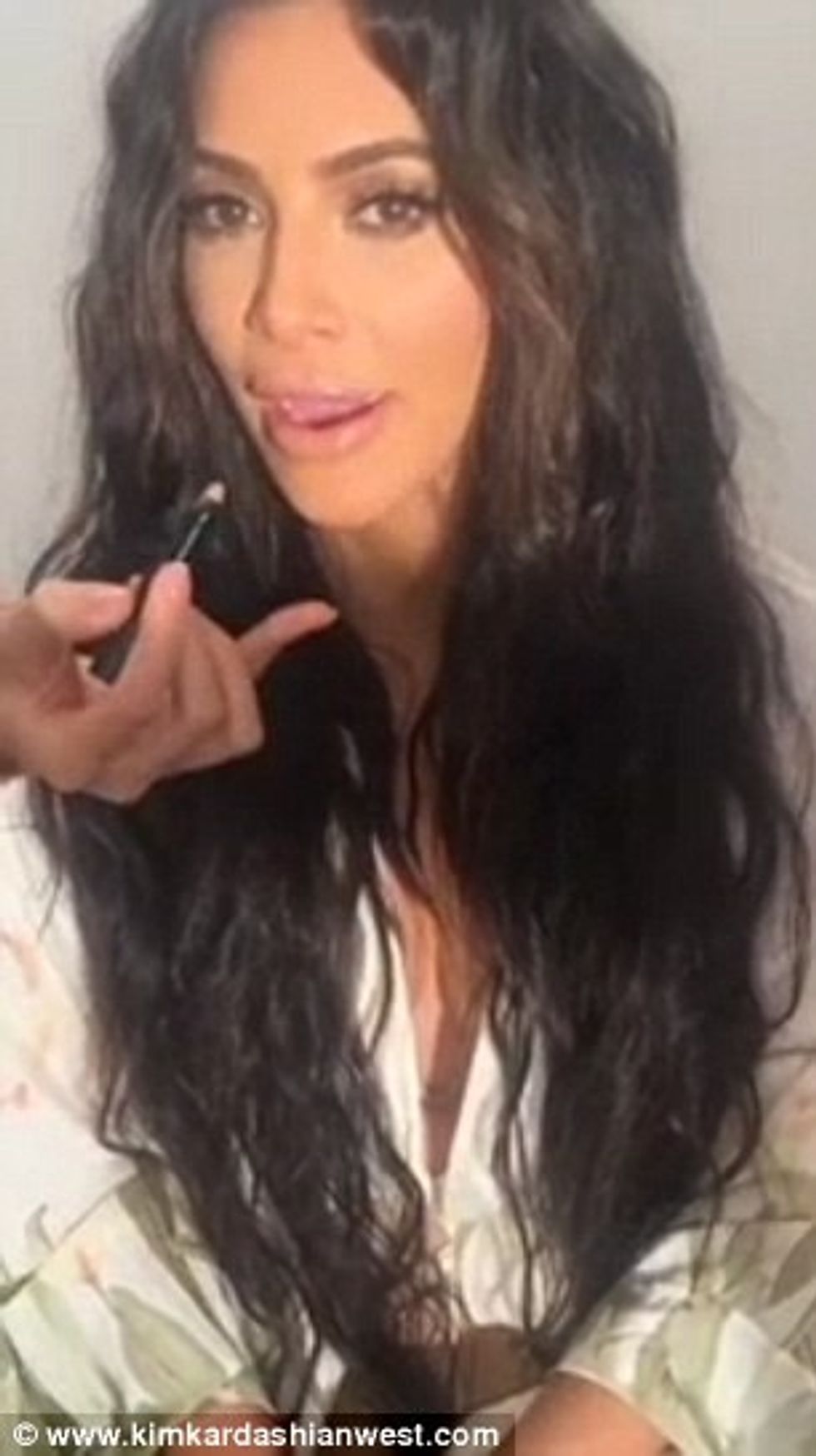 374482FC00000578-3742277-Catching_up_with_her_fans_The_35_year_old_did_a_live_stream_on_h-m-145_1471319217708