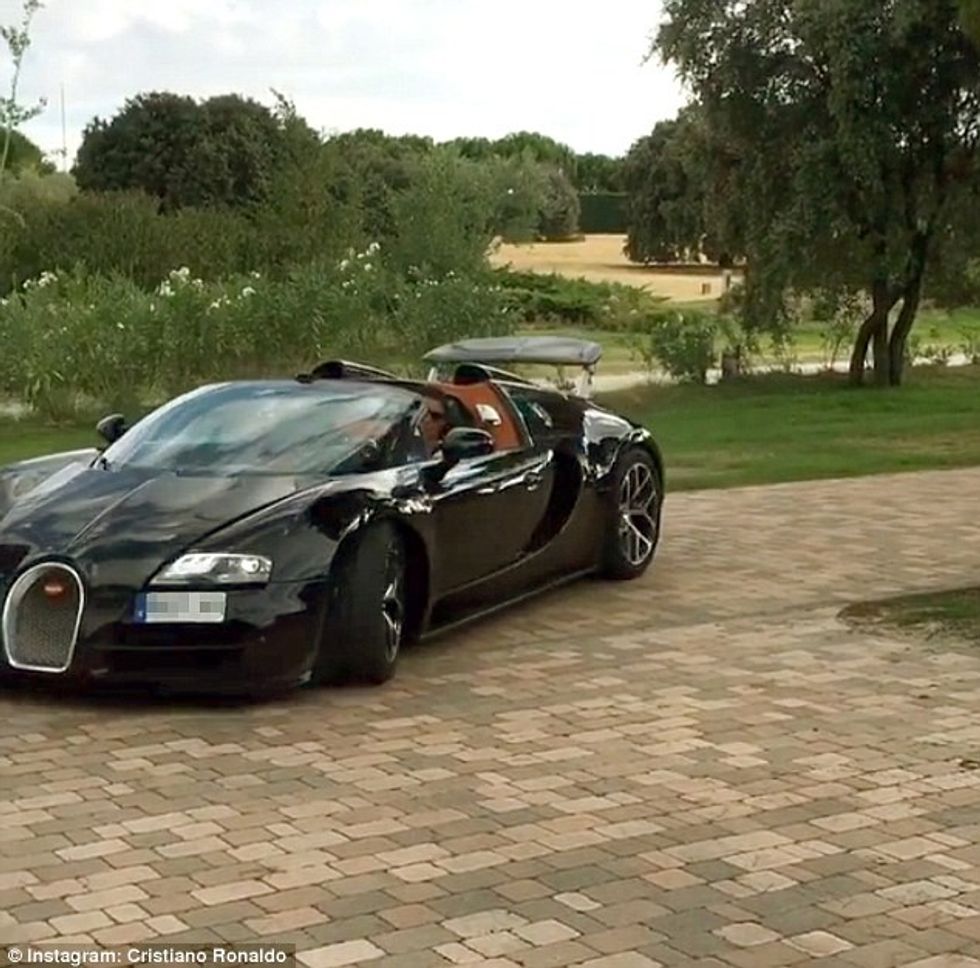 375C90D500000578 3746736 The Bugatti Veyron boasts a top speed of 255 mph and is the fast a 52 1471514518861