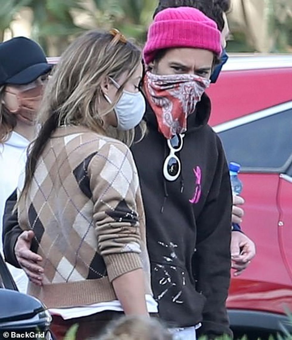 37682076 9119283 Cosy New couple Harry Styles and Olivia Wilde showed no signs of a 43 1609954565724