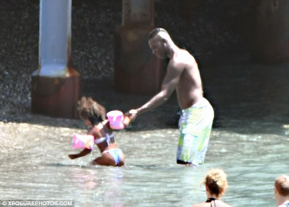 378A704100000578-3756400-Time_to_get_out_Daddy_Sporting_pink_armbands_Pia_leads_Mario_out-m-125_1472043912908