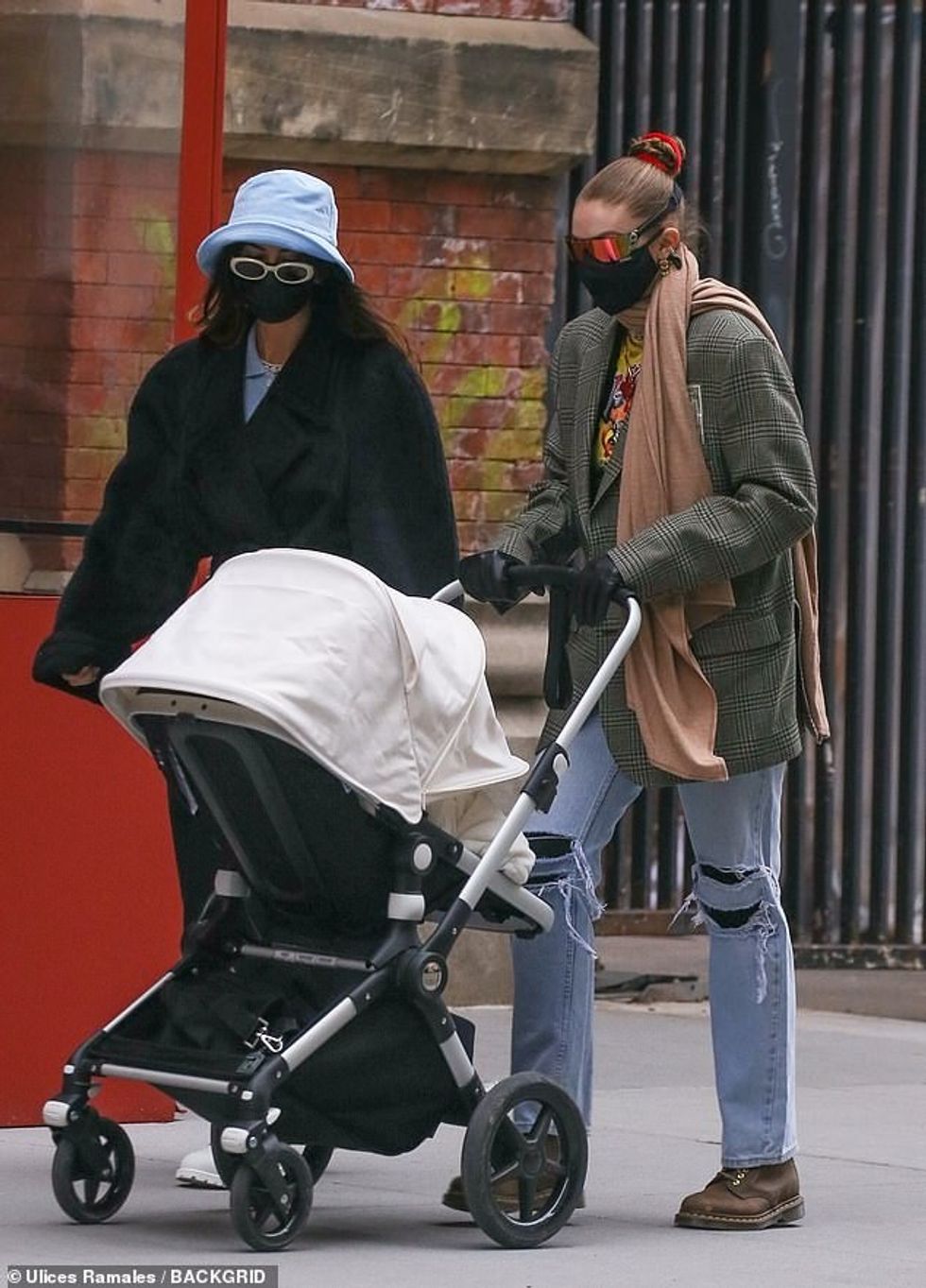 38063058 9152859 Gigi Hadid takes her baby daughter for a stroll in New York City a 83 1610744090146