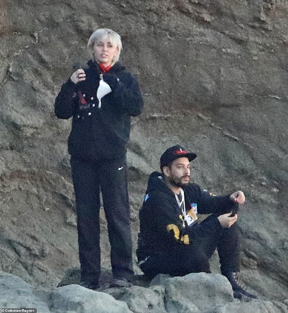 38073970 9154015 Idyllic Miley Cyrus had an idyllic Friday as she watched the sun a 63 1610778057155