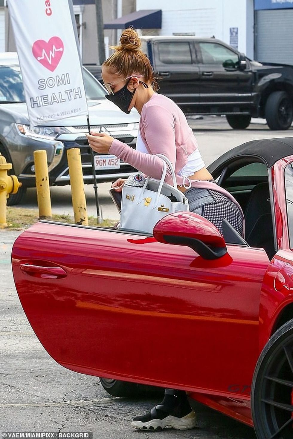 38420848 9181831 Chic Adding a touch of elegance the fiance of Alex Rodriguez sli a 4 1611510911694