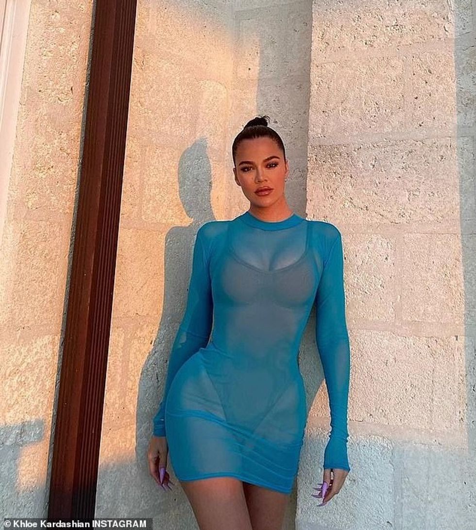 38673590 9205157 Great outfit In addition to her top the reality television star m 41 1612033092348