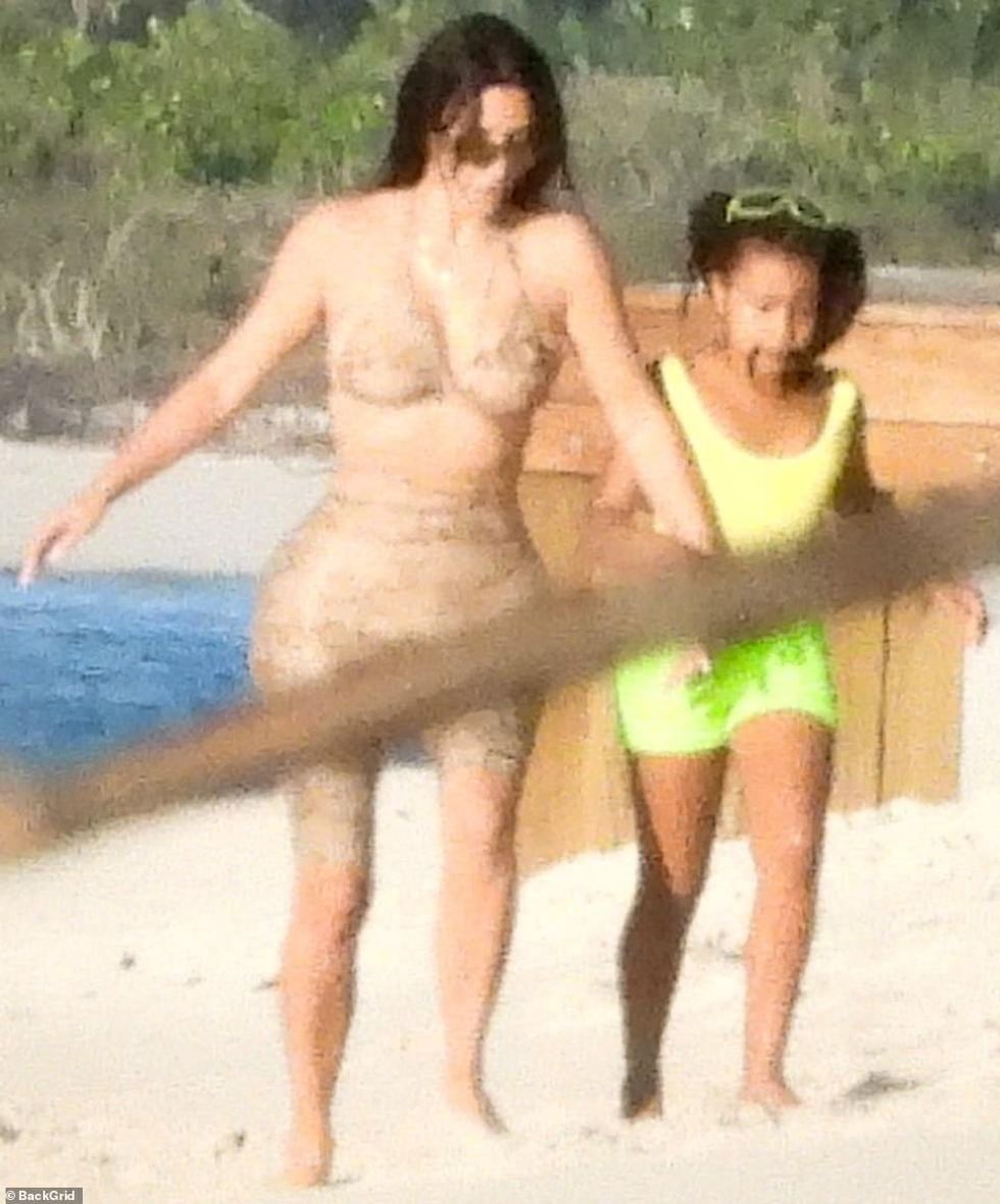 38685586 9206267 Beach babes Kim Kardashian hit the beach Saturday in some skinti a 134 1612067907573