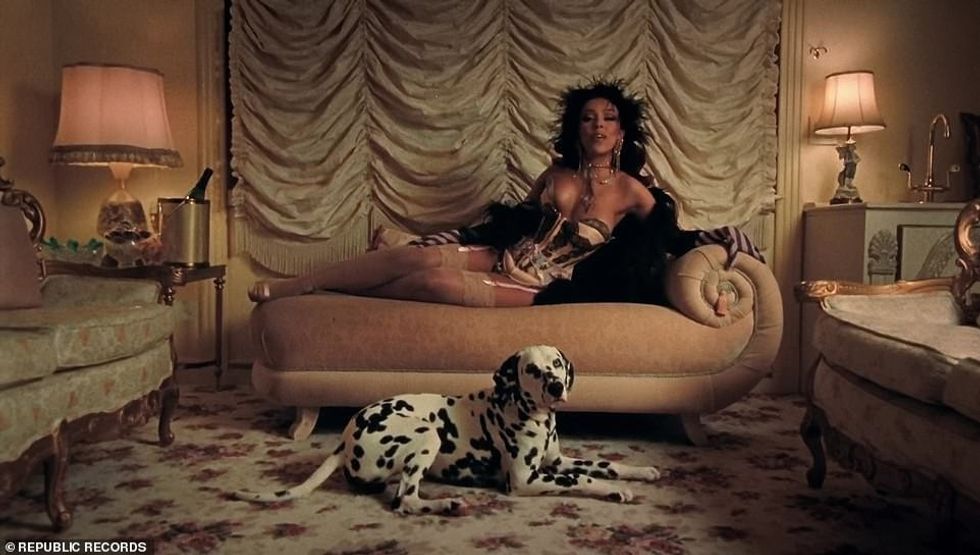 39199096 9252761 Bedroom eyes Doja 25 looked ravishing in a nude strapless corset a 232 1613115553756