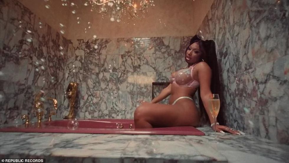 39199132 9252761 Pretty in pink Megan 25 donned a sheer pink floral bra with a ma a 231 1613115553753