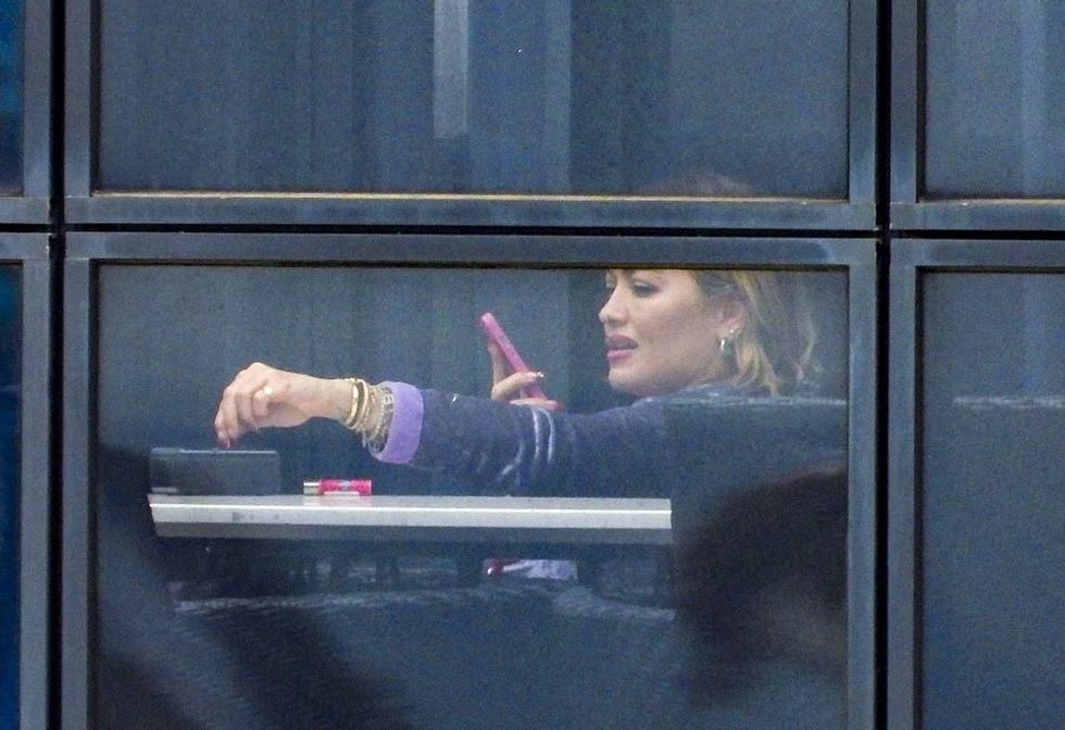 39213374 9254051 Golden girl Sticking to her signature style even while in quaran a 139 1613143715755