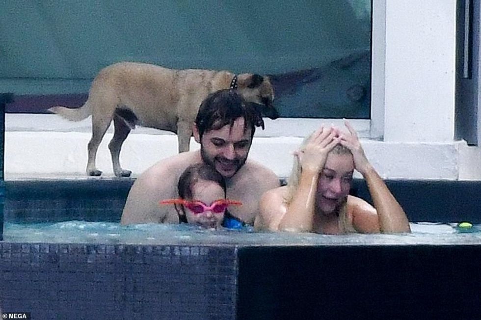 39321084 9263805 Family fun The trio and their dog appeared to be enjoying some p a 21 1613468963625