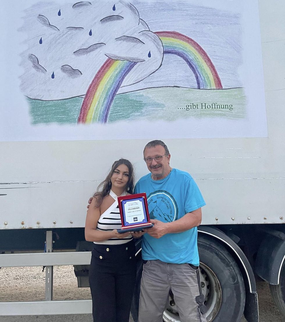 394716515 3476904945