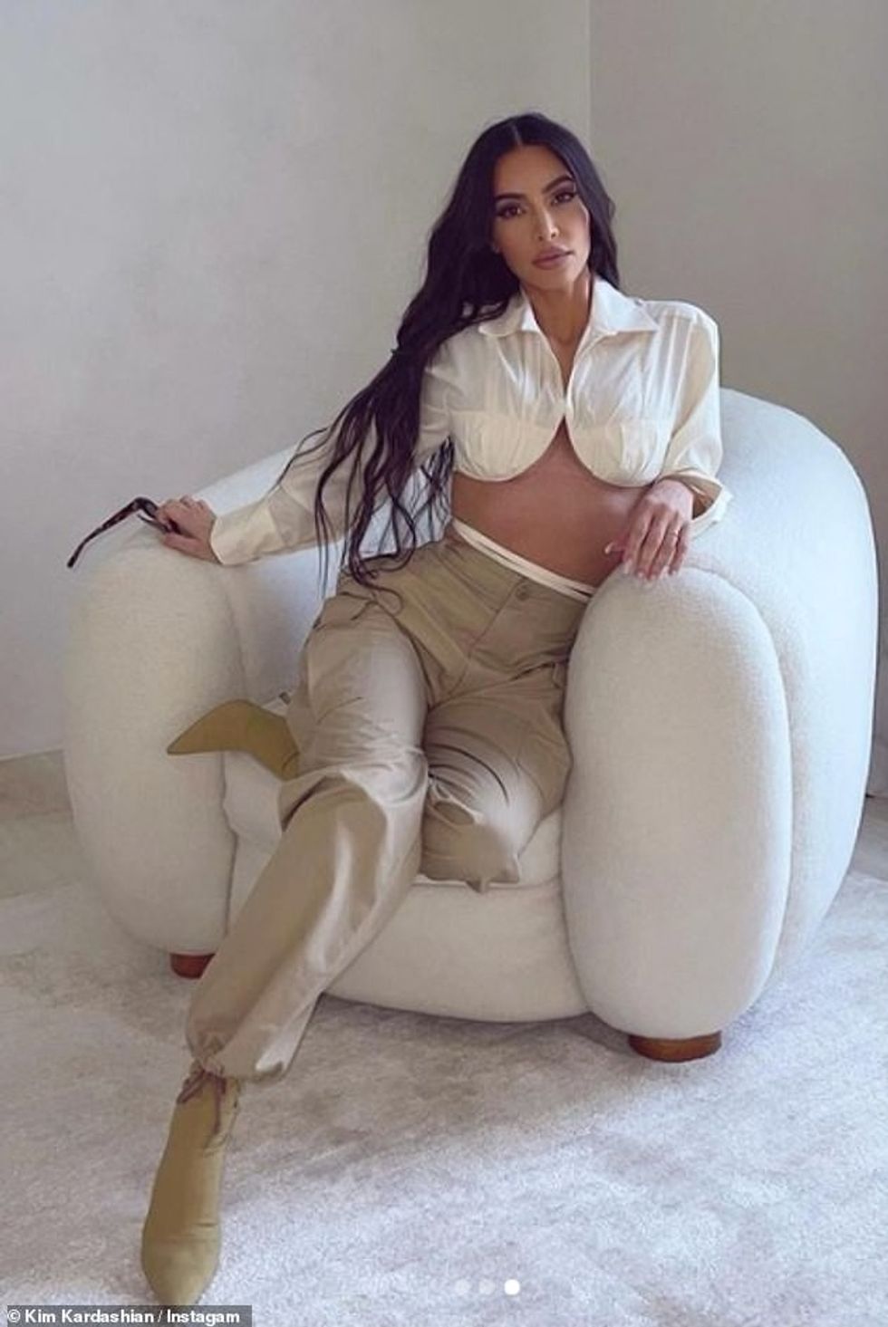 39480276 9277497 Amazing Kim looked incredible in the crisp white shirt which fea a 14 1613742825690