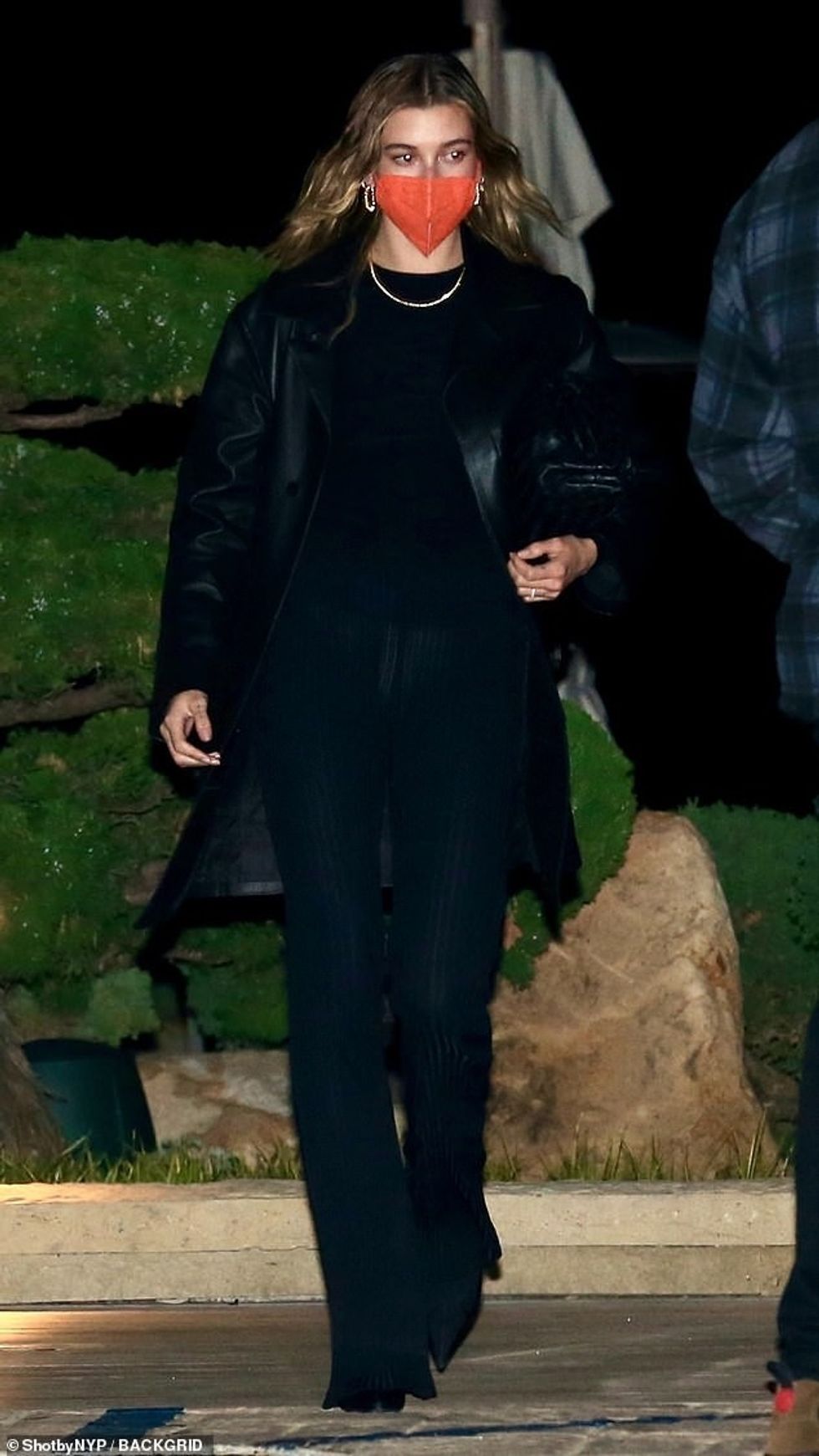 39789992 9302759 Hailey s look Bieber was spotted wearing a stylish black top ove a 8 1614340518324