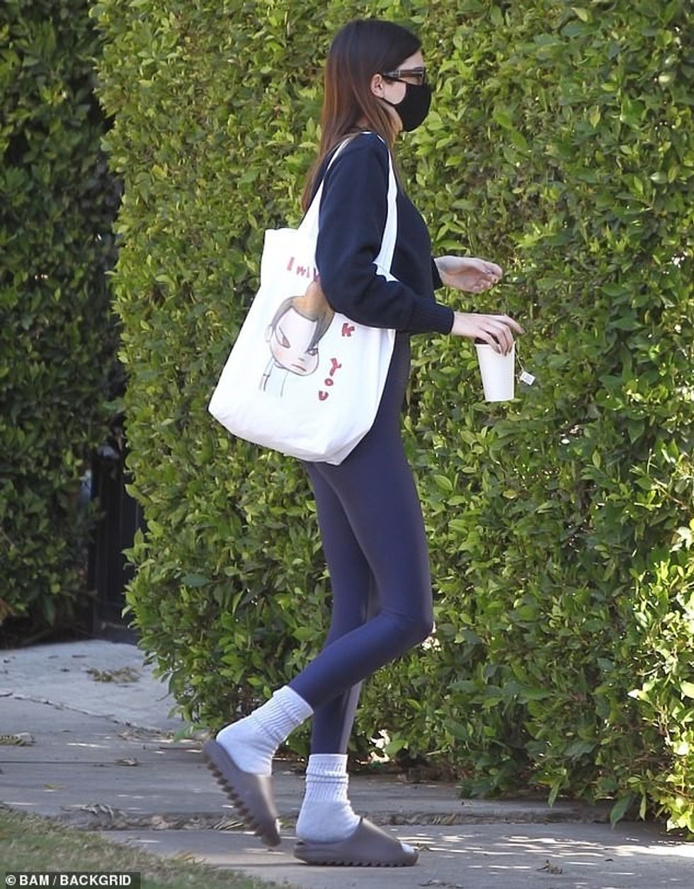 39844876 9307723 Taking precautions Jenner wore a black facial covering to keep h a 22 1614465533387