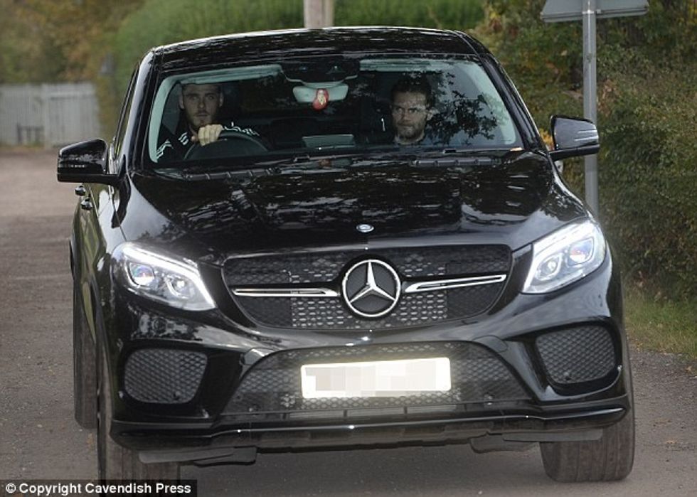 39b46eae00000578-3871656-image-a-4_1477412224931