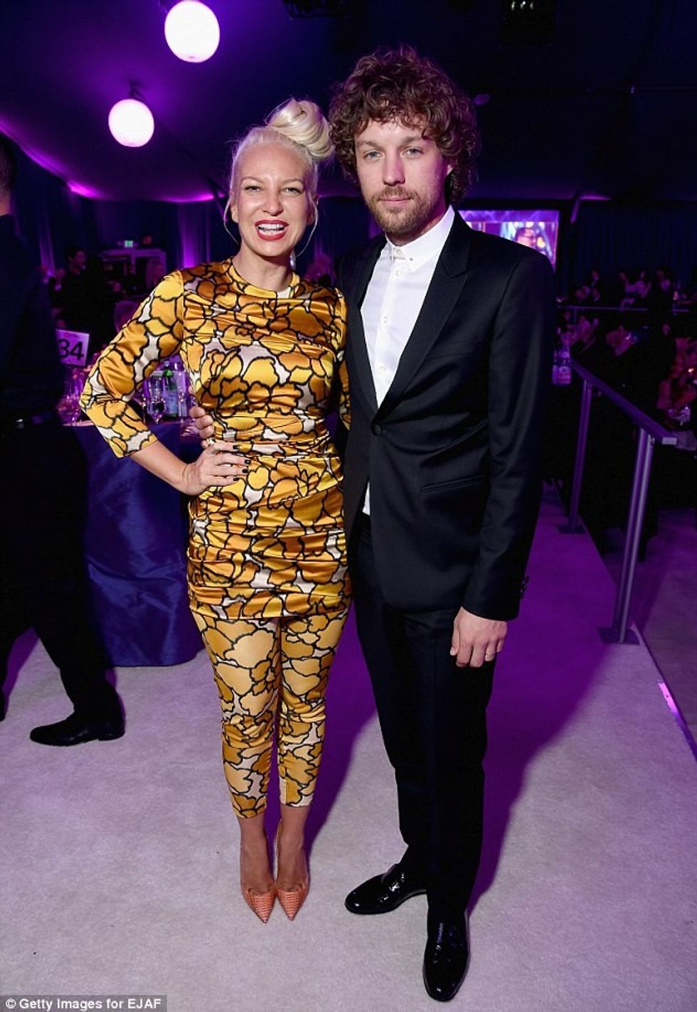 3B280EBD00000578 4011396 History Sia who is known for covering her face with dramatic wig a 12 1481157196638