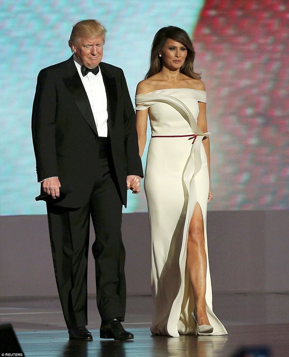 3C581EC000000578 4142424 A stunning Melania Trump let her hair down as took to the stage a 154 1484970791799