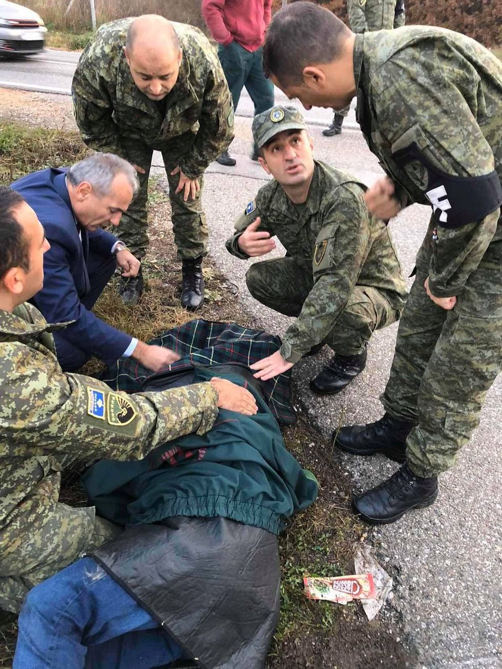 4. Pjesëtarë të FSK së shpëtojnë jetën e një qytetari të aksidentuar në aksin rrugor Gjakovë Prishtinë