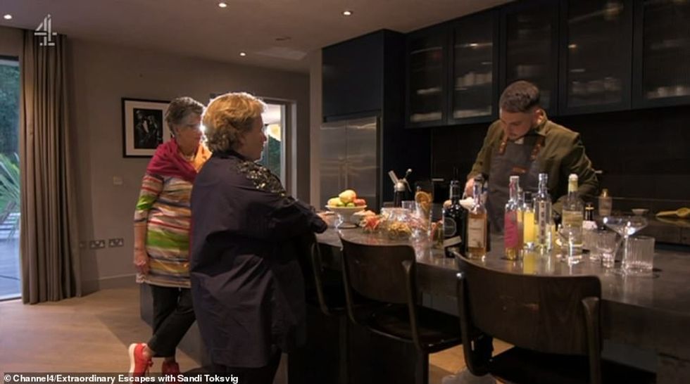 40033430 10854537 The duo completed their visit to the exclusive property in true a 96 1653512297596