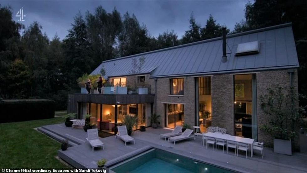 40033434 10854537 The five bedroom seven bathroom Barnhouse is a stone s throw awa a 86 1653512297374