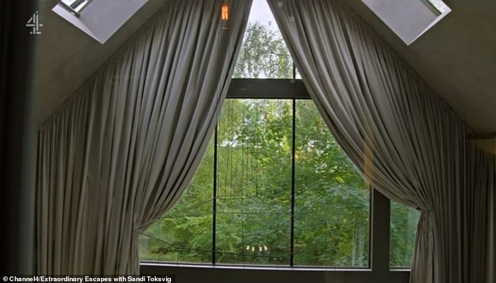 40034138 10854537 Sandi complimented the curtains which featured Italian springing a 10 1653552697743