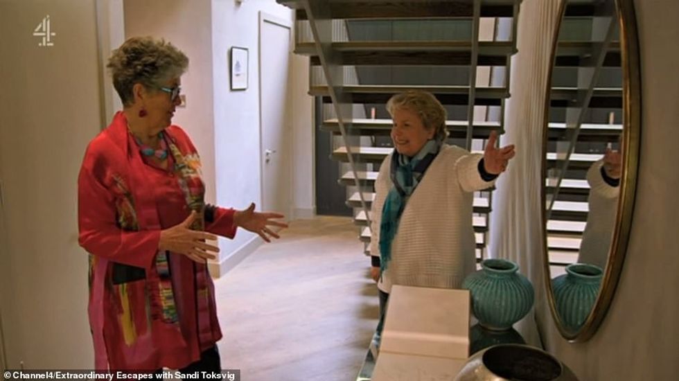 40034148 10854537 Sandi and Prue first noted the high ceilings and after quickly d a 93 1653512297567